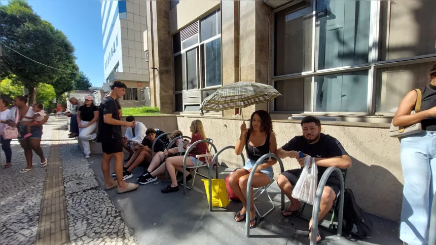 Alguns aguardavam na fila desde a madrugada