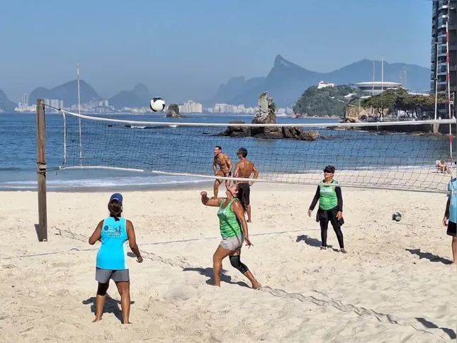 Em dias de sol, a praia de Icaraí é sempre palco dos esportes ao ar livre