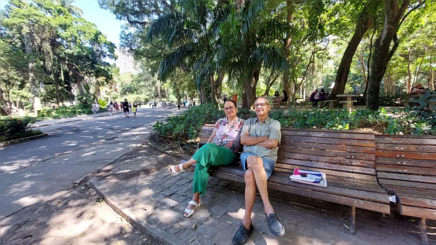 Casal de aposentados gostam de passear no Campo de São Bento.