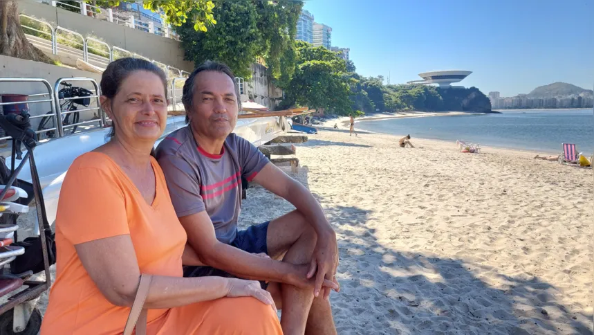 Casal aproveitando o feriado na praia