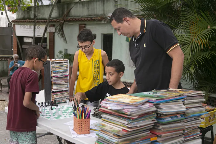 Espaço com xadrez e livros de colorir diverte crianças e adultos