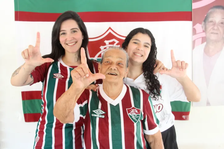 Juliana seguiu o caminho da avó e já 'ensinou' a filha mais velha, Laura, a torcer pelo tricolor