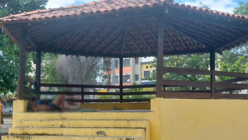 A praça se tornou moradia de pessoas em situação de rua