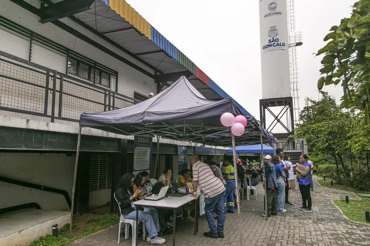 Equipe multiprofissional orienta população sobre cuidados com a saúde e prevenção de doenças