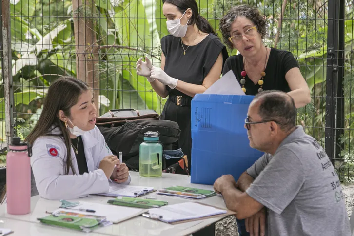 Estudante de Nutrição da Universo atendendo pacientes da ação integrada