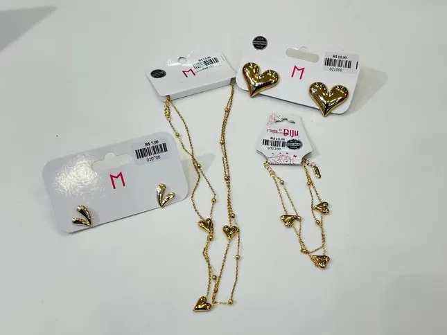 Kit de bijuteria dourada é uma ótima opção para presentear neste Dia dos Namorados