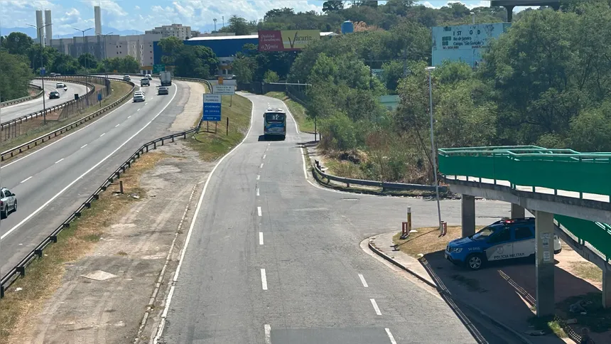 Ao longo da BR-101, é possível encontrar viaturas da polícia.