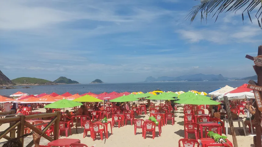 Banhistas reclamam da falta de espaço na faixa de areia