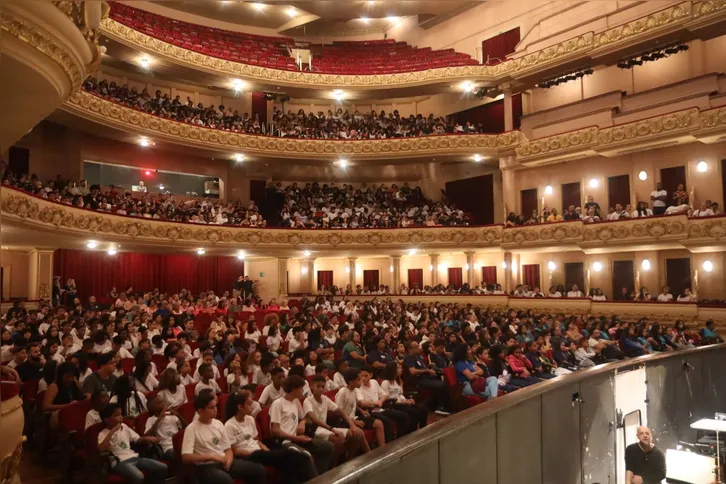 Imagem ilustrativa da imagem Alunos de São Gonçalo assistem ao espetáculo O Lago dos Cisnes no Theatro Municipal do Rio