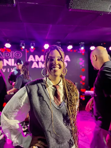 Imagem ilustrativa da imagem Amanda Amado, ex-The Voice, se apresenta e agita os estúdios da Rádio Mania
