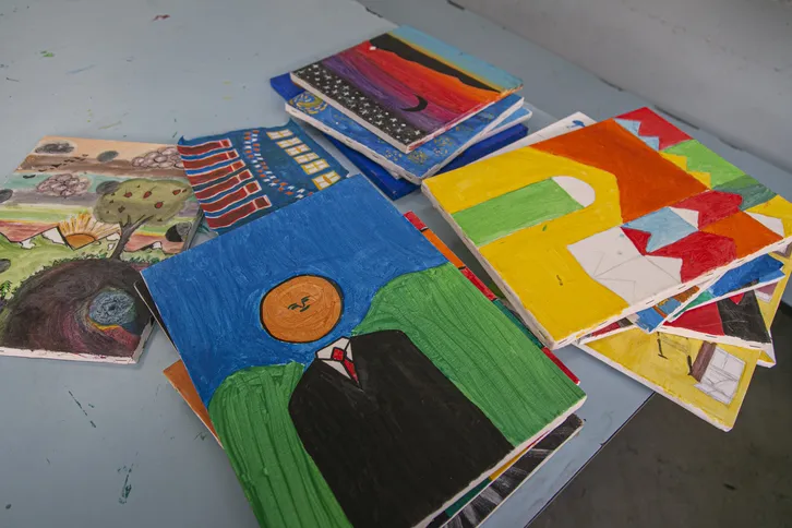 É na escola que as crianças tem a oportunidade de conhecer, apreciar, criticar, dialogar, refletir e valorizar diversas culturas e manifestações da arte