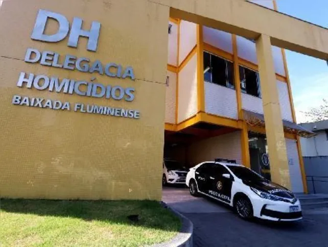 Policiais da Delegacia de Homicídios da Baixada Fluminense (DHBF) investigam o caso