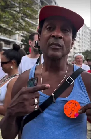 Ator Luis Miranda em manifestação contra a PEC da Blindagem
