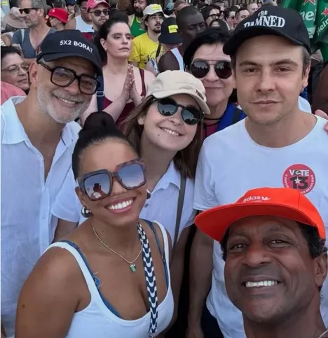 Luis Miranda com Eduardo Moscovis, Jeniffer Nascimento, Claudia Abreu e Sergio Guizé na manifestação com a PEC da Blindagem