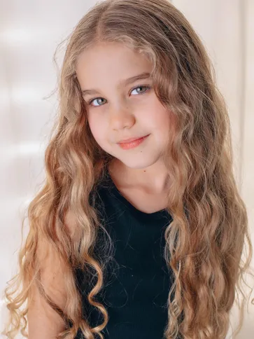 Com talento precoce e carisma de sobra, Maya Dias segue trilhando um caminho promissor