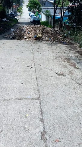 Barricada de entulho instalada na Alameda Florianópolis.