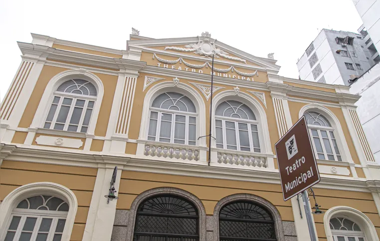 O Theatro Municipal de Niterói é um marco cultural e histórico da cidade, sobrevivendo a desafios e diversas reformas para se manter relevante até os dias atuais