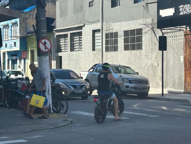 Além da otimização do tempo e a economia com despesas diárias com transporte, a bicicleta elétrica também impacta positivamente o meio ambiente