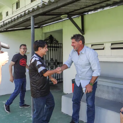 Imagem ilustrativa da imagem Botafoguenses, Gottardo e Byafra se encontram no Caio Martins e relembram histórias do Alvinegro
