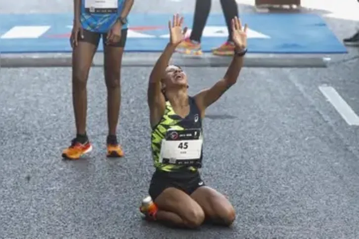 A brasileira Núbia de Oliveira chega na terceira posição na disputa da 99ª Corrida Internacional da São Silvestre