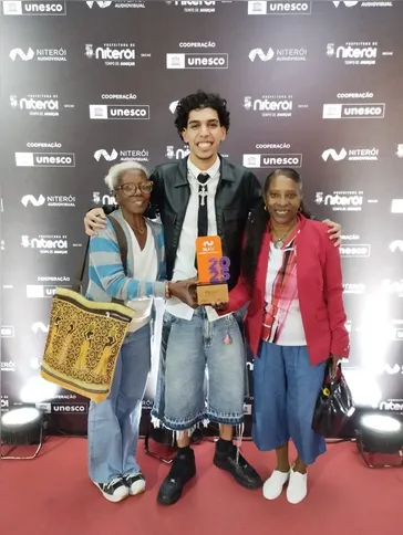 Regina Silvestre e Mônica, dirigentes da Cacique, entre Arthurzinho Maia: momentos de alegria e grande emoção
