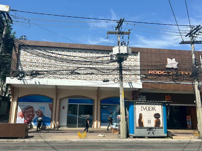 A agência do Santander, ao lado do Rodo Shopping, deu lugar a um comércio