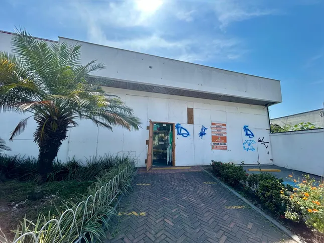 O prédio do antigo banco do Bradesco no Mutondo está disponível para venda ou aluguel, na Rua Doutor Alfredo Backer