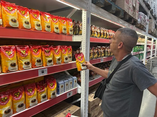 Apesar de o IPCA apontar queda de 1,01% no valor do café, consumidores ainda reclamam dos preços nas prateleiras e trocam marcas para economizar