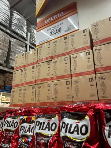 Mesmo com queda nos índices oficiais, muitos brasileiros ainda não conseguem sentir o alívio no valor do café no supermercado