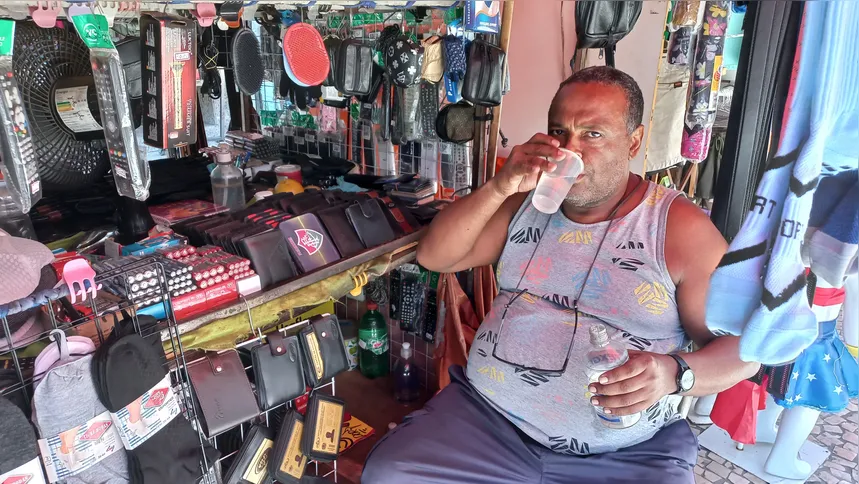 A saúde também é uma preocupação constante para o vendedor Gilber Lúcio, de 60 anos, durante os dias de temperaturas extremas