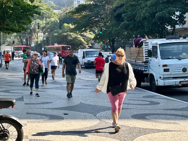 Para manter o corpo e a mente ativa, muitos avós recorrem a caminhadas nas praias de Niterói
