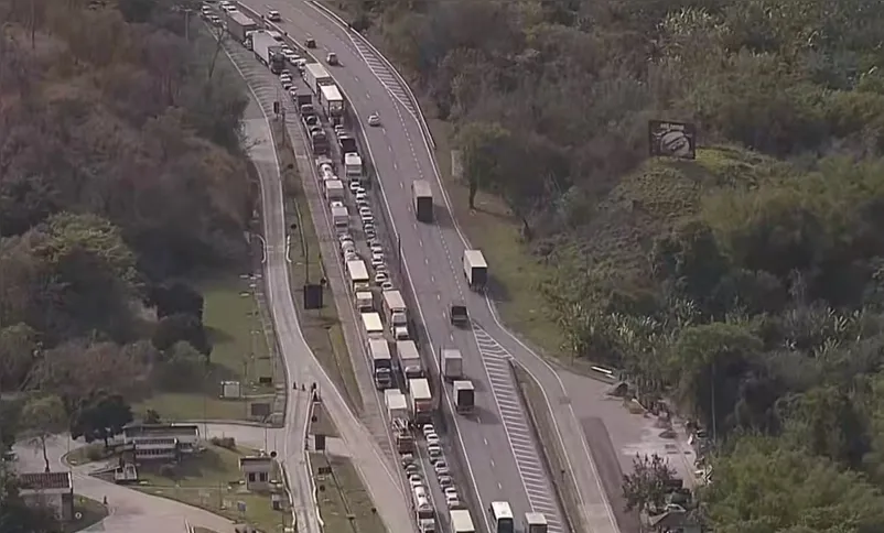 O engarrafamento gerado pelo acidente com a carreta era de 18 quilômetros às 9h desta sexta-feira (3)