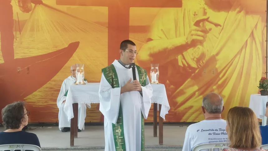 Padre Douglas celebrou a primeira Missa do ano na Praia das Pedrinhas