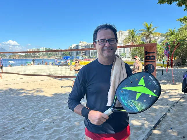 Morador de Nova Friburgo há 40 anos se diverte jogando beach tennis na Praia de Icaraí