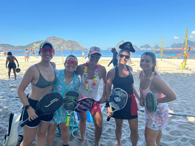 Grupo de beach tennis fantasiado para o carnaval