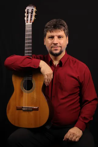 Marco Lima possui trajetória internacional, com formação na Alemanha e doutorado em Música pela UFRJ