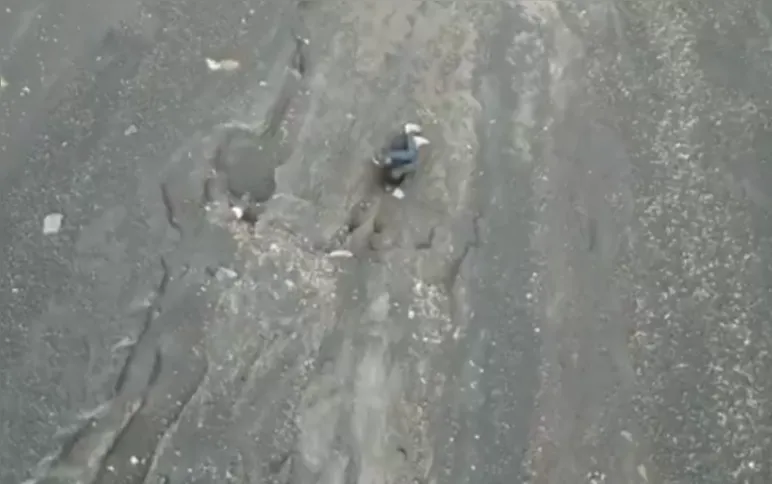 Drone flagra brasileira que caiu em trilha na Indonésia