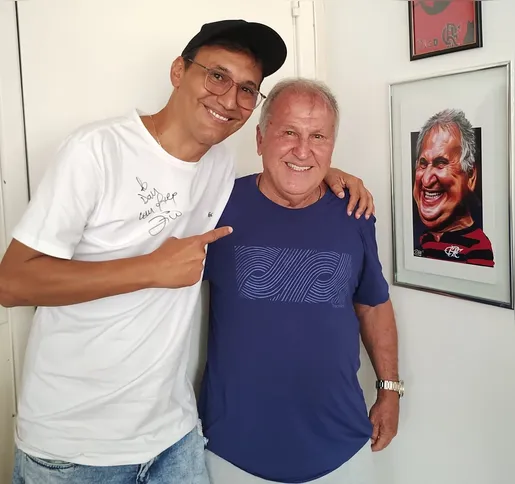 O chargista ao lado de Zico, um dos 'famosos' que reproduziu em seus traços de muito talento