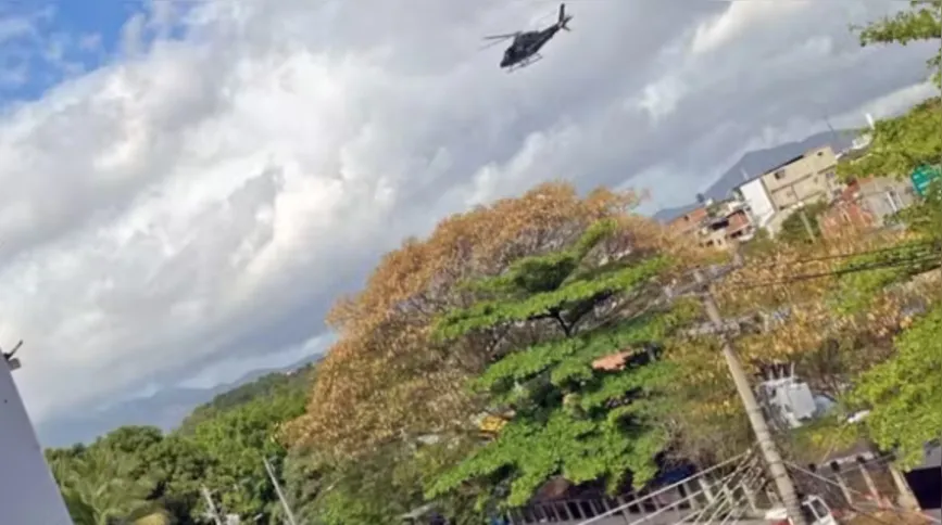Helicóptero da polícia sobrevoava a Maré durante a "operação de emergência" realizada pela Polícia Civil