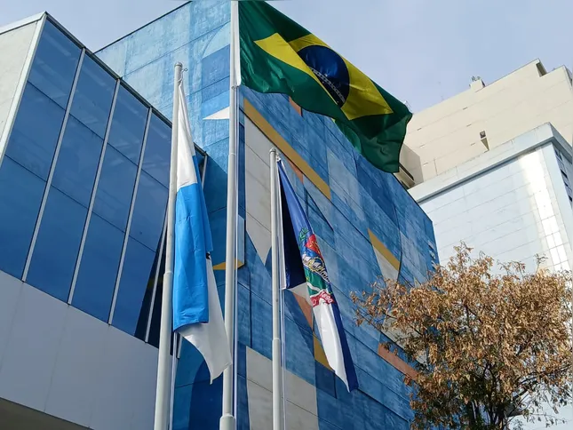 O evento começou às 8h, no Centro da cidade, com o hasteamento das bandeiras do Brasil e de São Gonçalo