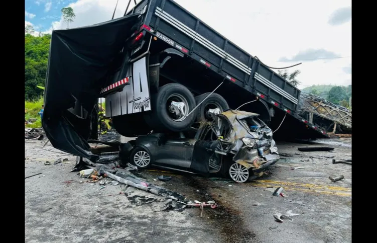 Pneu do ônibus teria estourado e feito motorista  perder o controle e se chocar com a carreta