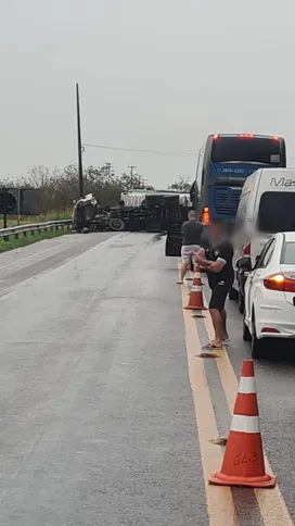 PRF reforça a orientação para que motoristas redobrem a atenção e, se possível, evitem o trecho até que a pista seja completamente liberada