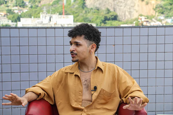 "Eu sou muito feliz fazendo e lançando música", destaca cantor