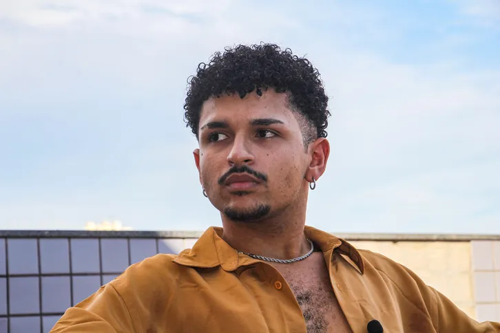 DeLuca produziu curta-metragem com o mesmo nome do novo álbum, "Honestamente Brutal", que sai ainda este ano