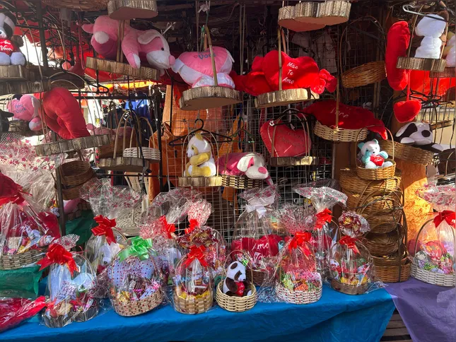 Dentre as variadas opções, os itens mais procurados são cestas de doces com pelúcias