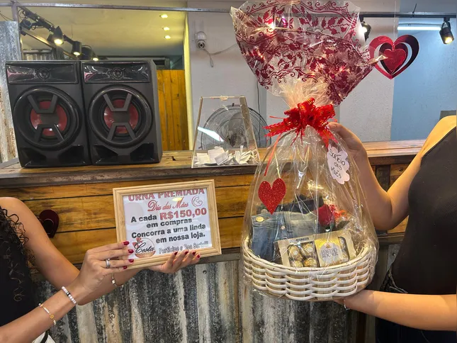 Loja organiza sorteio e promoção para atrair clientes no Dia das Mães