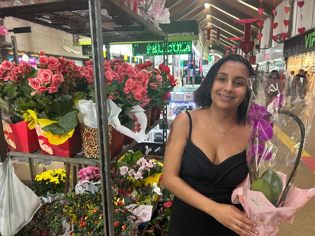 Camila Pereira, vendedora de flores, indica os lírios