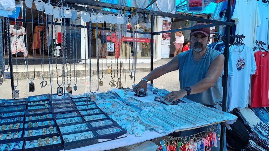 Comerciante desde os 12 anos, Sérgio Gitahy espera que as vendas melhorem nos últimos dias do mês