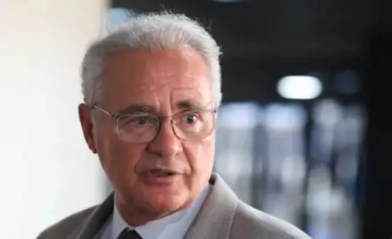 Senador Renan Calheiros dá entrevista após aprovação do projeto que isenta do Imposto de Renda quem recebe até R$ 5 mil mensais