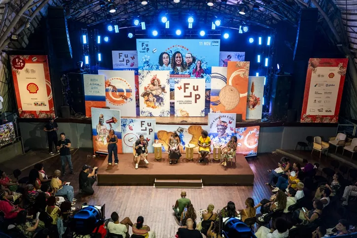 O público animado da FLUP canta e dança durante o show de Lia de Itamarcá, no Circo Voador.